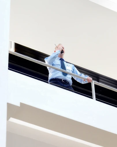 beveiliger met portofoon