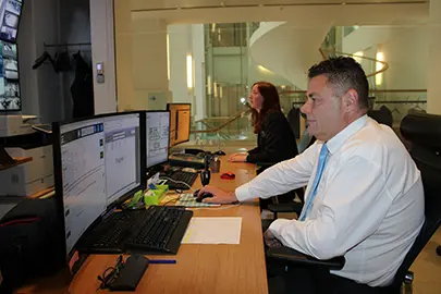 Beveiliger achter de computer